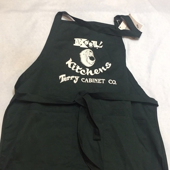 APRON - Picture 1 of 5